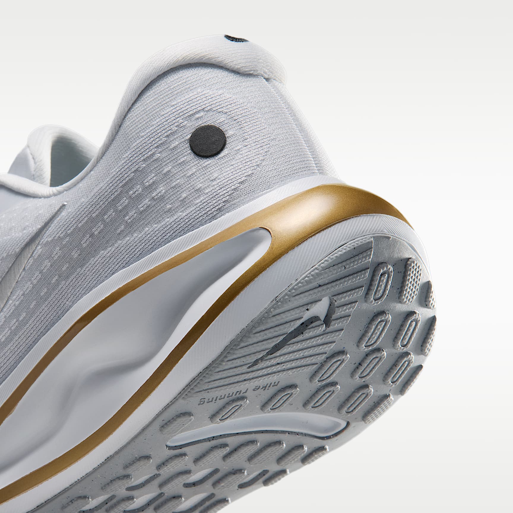 Nike Journey Run Straßenlaufschuh für Damen – Pure Platinum/Metallic Gold/Off White/Metallic Silver