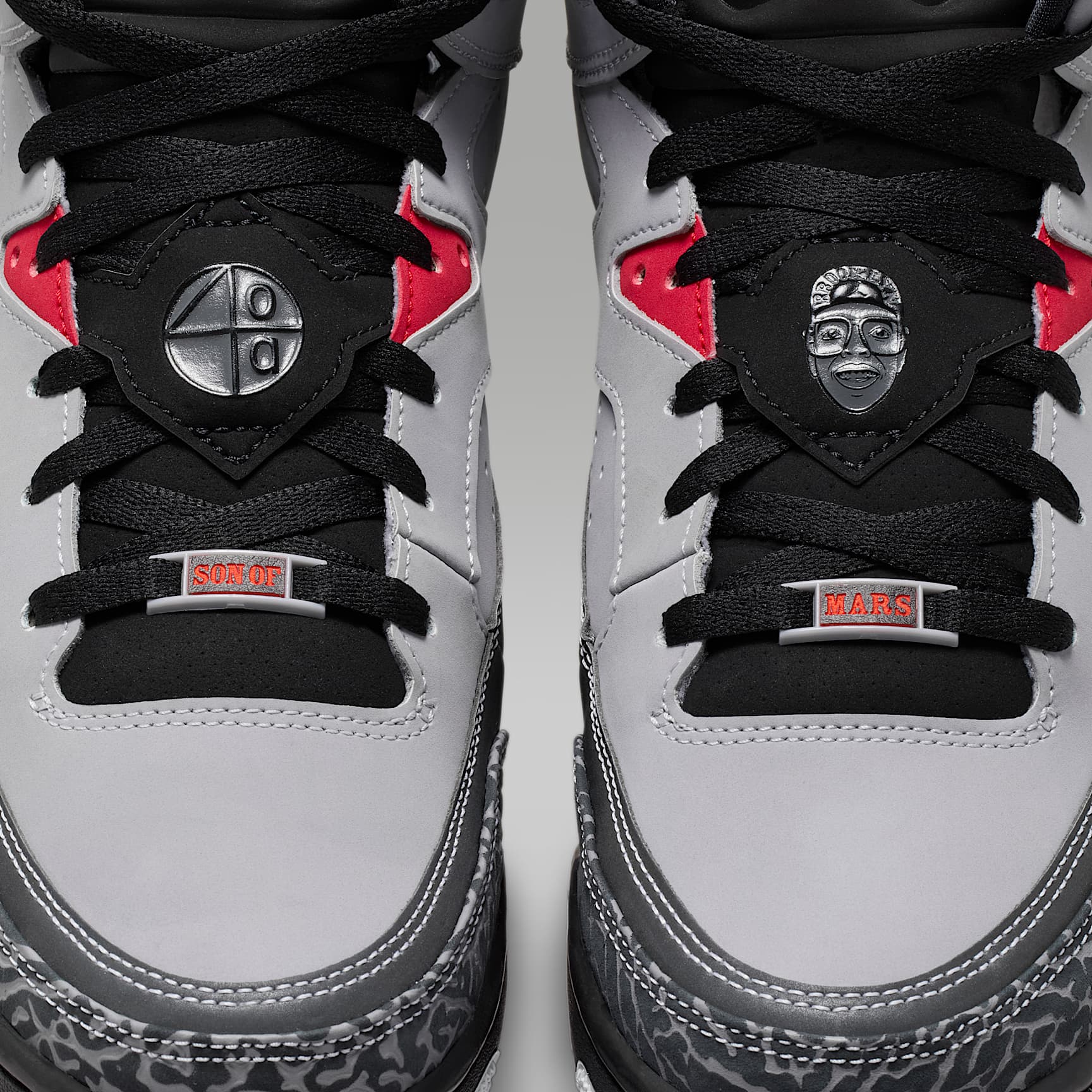 Jordan Son of Mars Low Herrenschuh – Cement Grey/Schwarz/Fire Red/Weiß