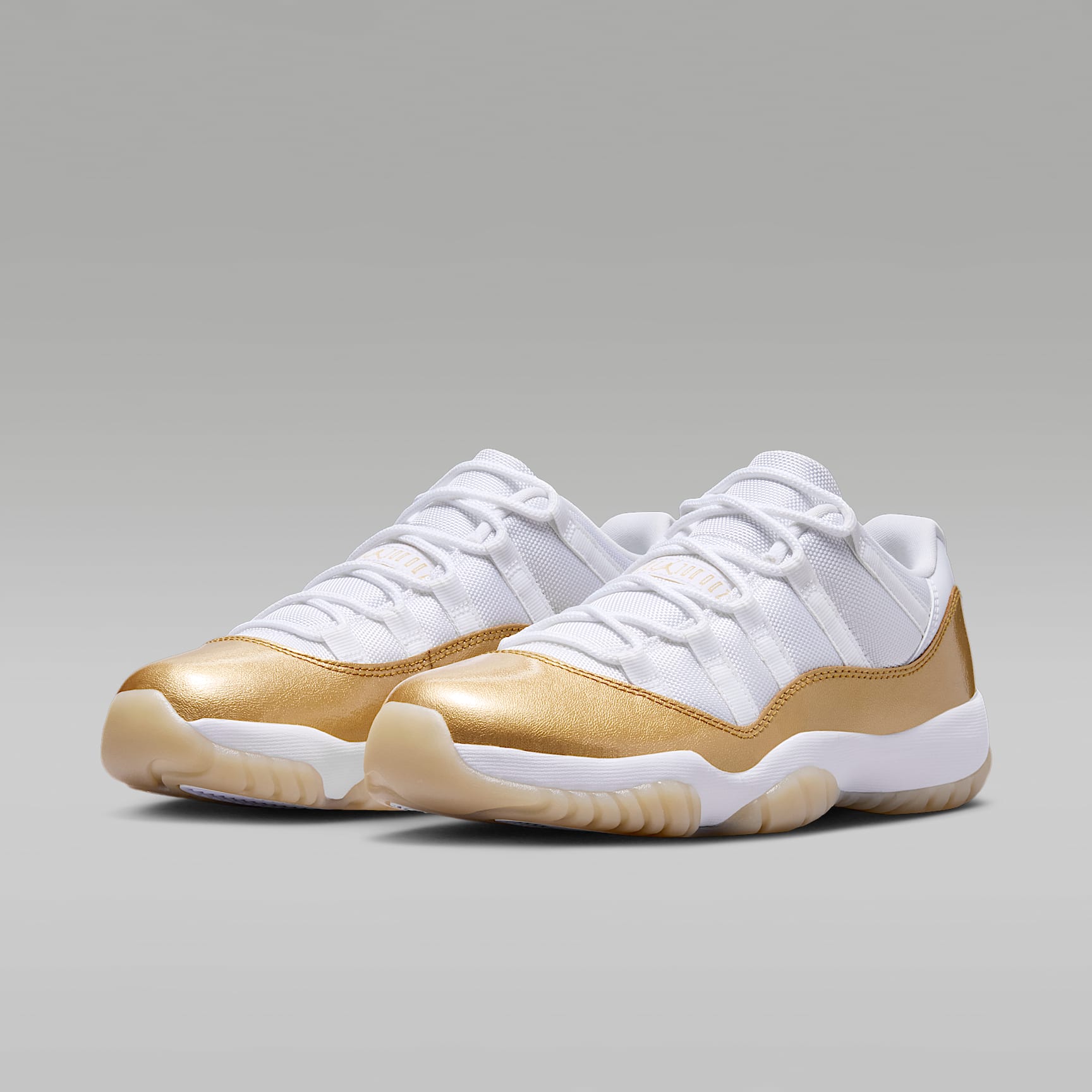 Air Jordan 11 Low "Mother's Day" Schuh (Damen) – Weiß/Team Gold/Metallic Gold