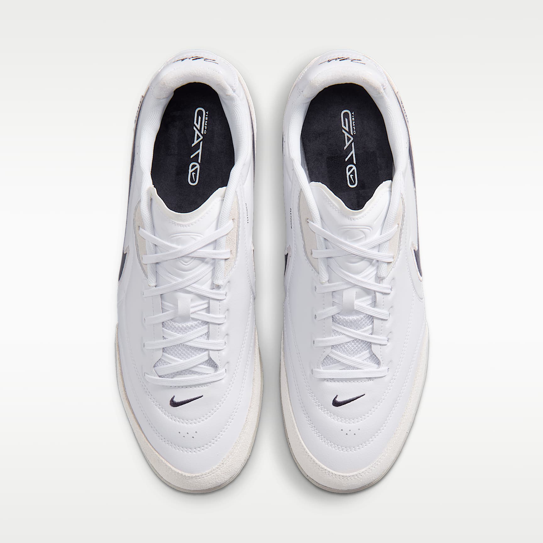 Nike Tiempo Streetgato Low-Top-Fußballschuh für Hallen- und Hartplätze – Weiß/Moon Particle/Gridiron