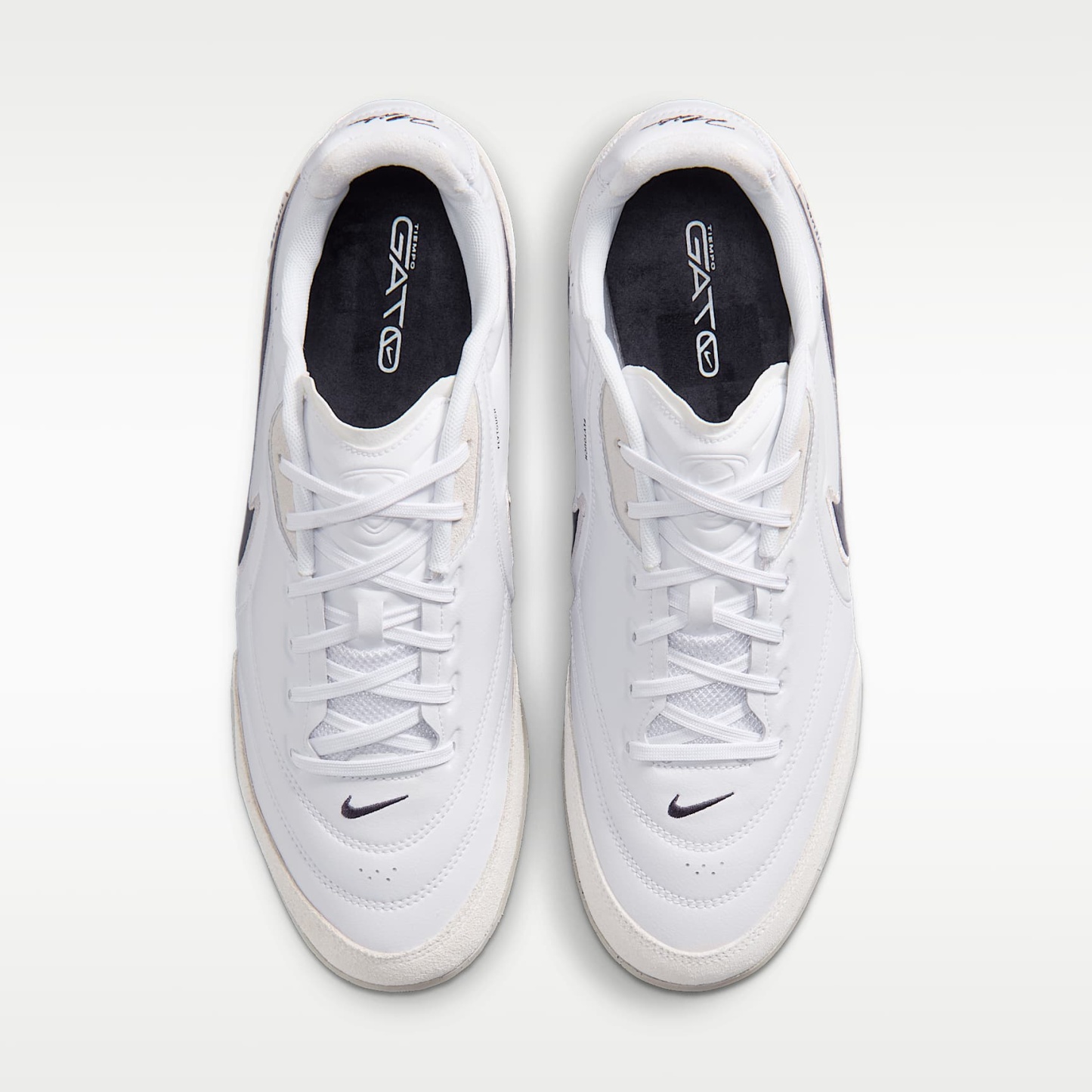 Nike Tiempo Streetgato Low-Top-Fußballschuh für Hallen- und Hartplätze – Weiß/Moon Particle/Gridiron