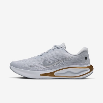 Nike Journey Run Straßenlaufschuh für Damen – Pure Platinum/Metallic Gold/Off White/Metallic Silver