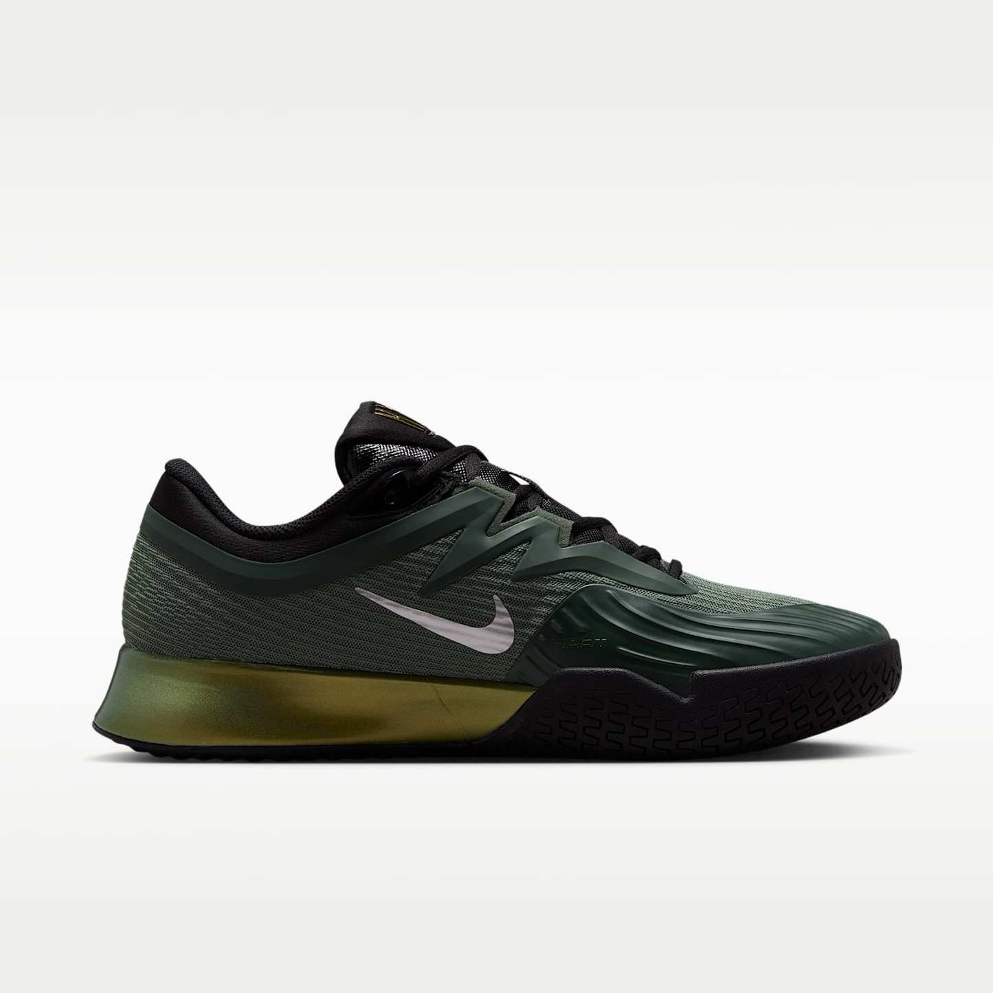 Nike Vapor Pro 3 PRM Tennisschuhe für den Hartplatz (Herren) – Camo Green/Pure Platinum/Schwarz/Metallic Gold