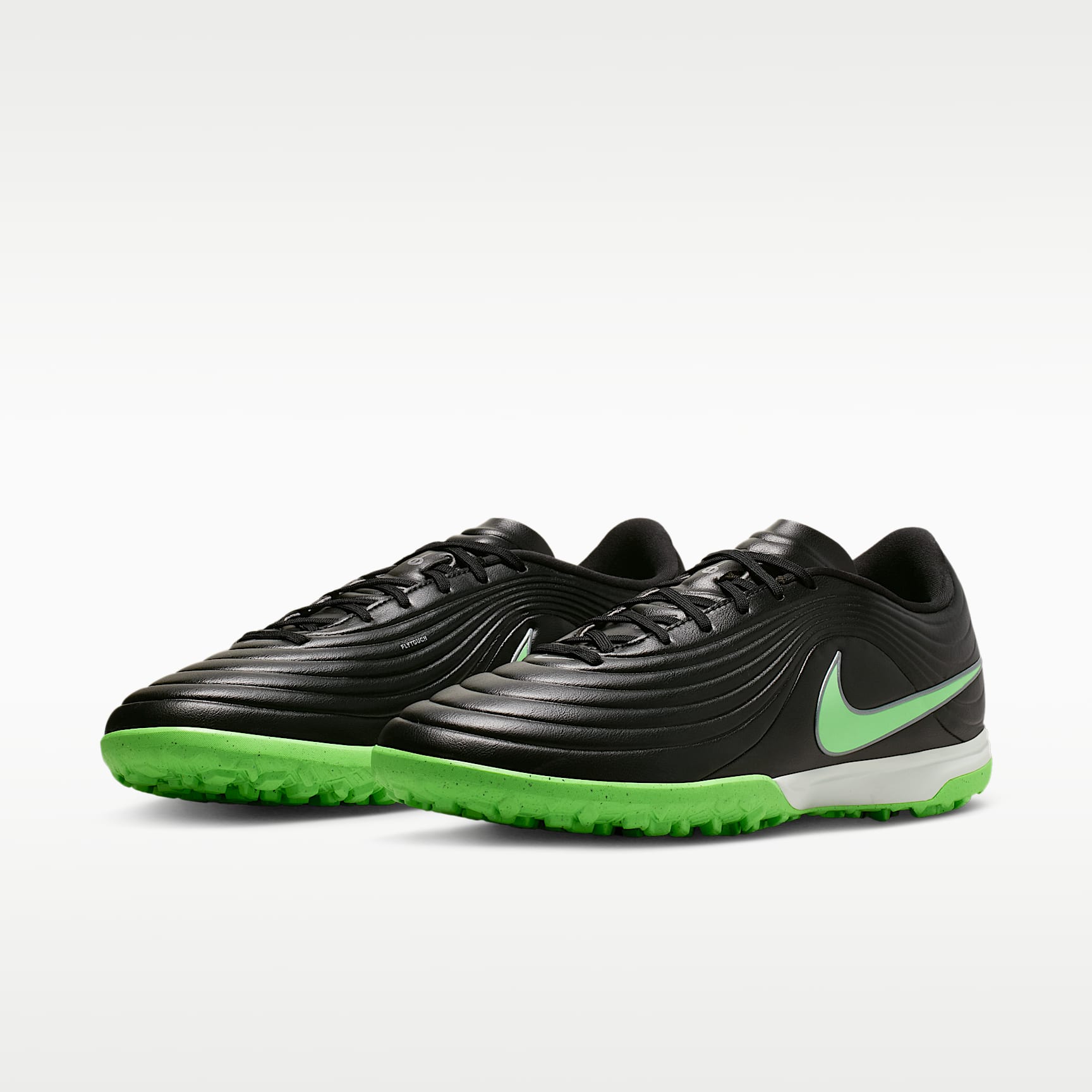 Nike Tiempo Maestro Academy Low-Top-Fußballschuh für Turf – Schwarz/Schwarz/Illusion Green