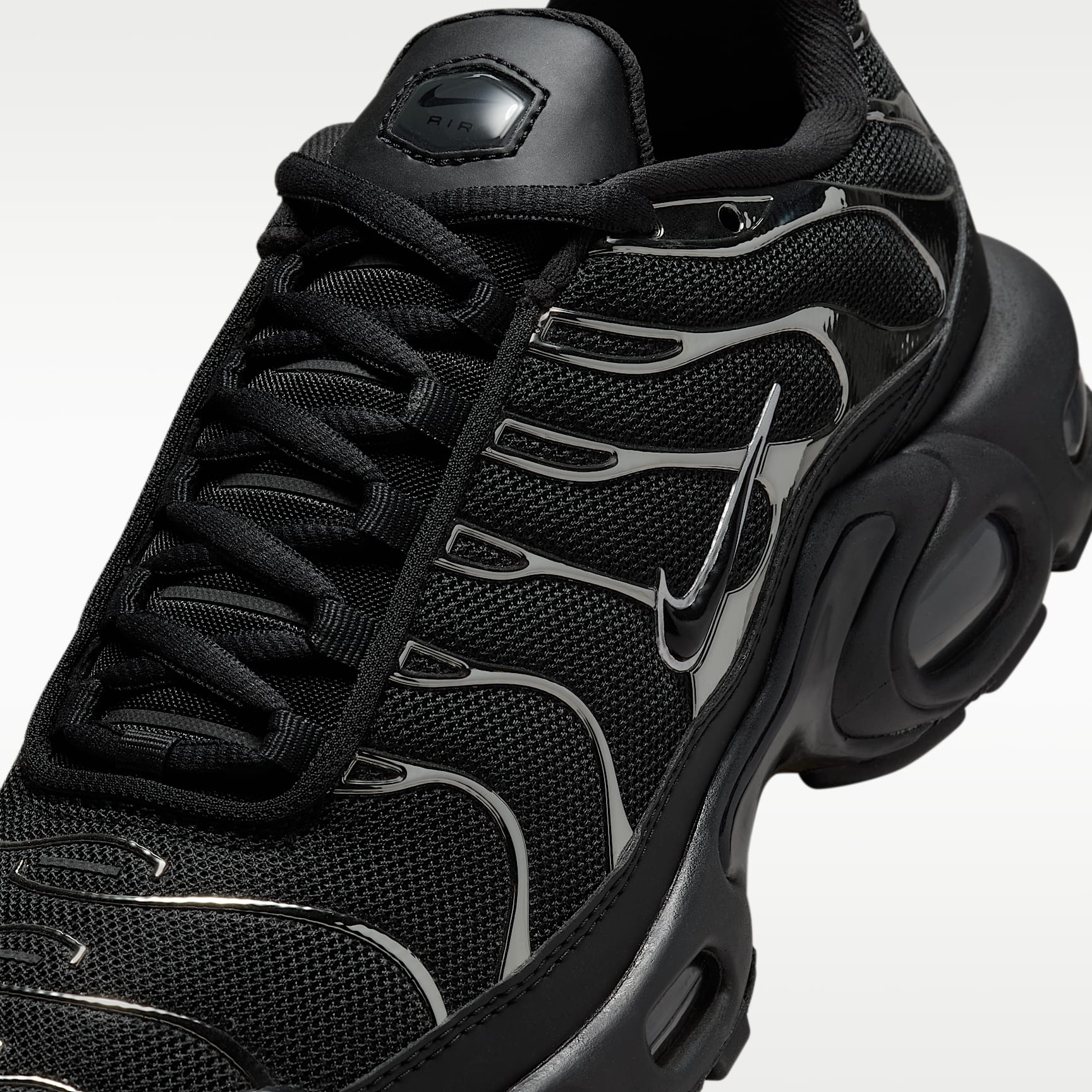 Nike Air Max Plus SE Schuh (Damen) – Schwarz/Metallic Silver/Laser Crimson/Off Noir