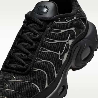 Nike Air Max Plus SE Schuh (Damen) – Schwarz/Metallic Silver/Laser Crimson/Off Noir