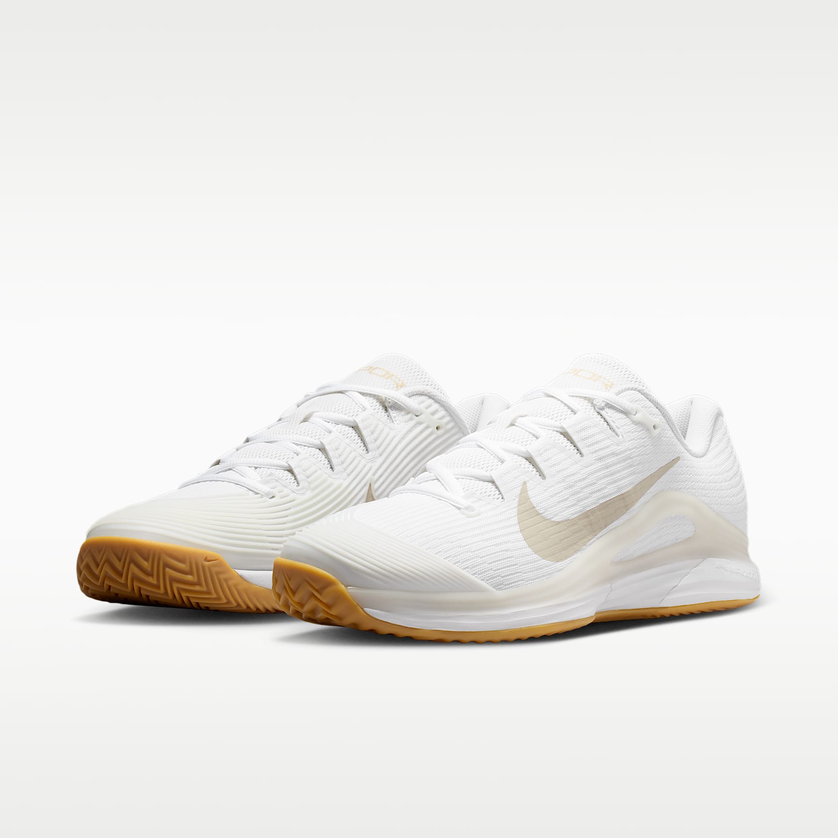 Nike Vapor 12 Clay Court Tennisschuh (Herren) – Weiß/Summit White/Linen/Light Orewood Brown