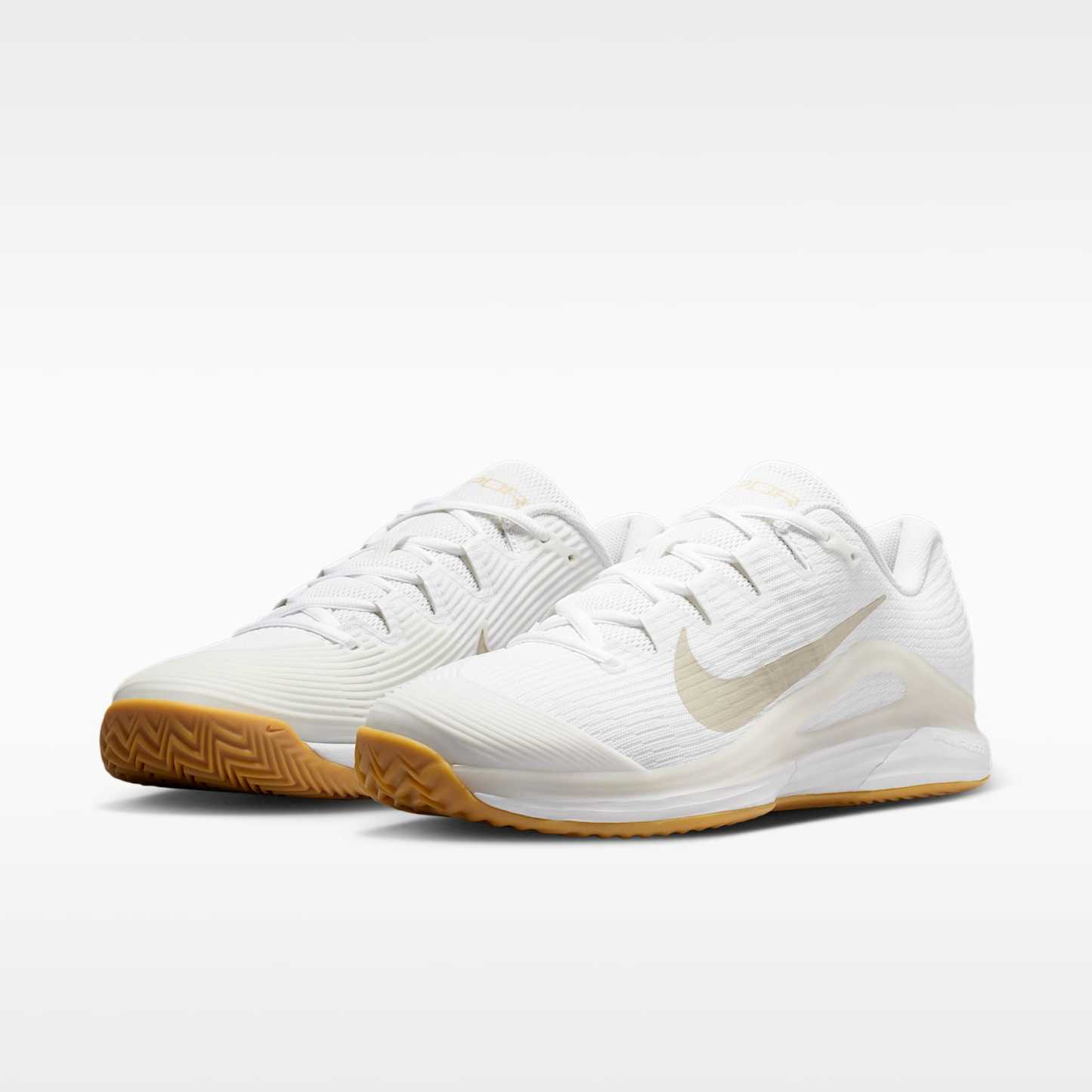Nike Vapor 12 Clay Court Tennisschuh (Herren) – Weiß/Summit White/Linen/Light Orewood Brown