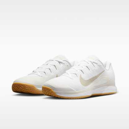 Nike Vapor 12 Clay Court Tennisschuh (Herren) – Weiß/Summit White/Linen/Light Orewood Brown