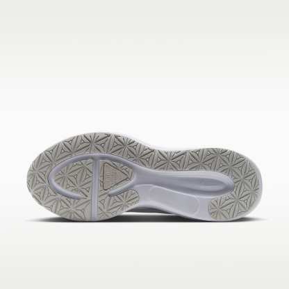 Nike Revolution 8 Utility Straßenlaufschuh (Damen) – Weiß/Off White/Schwarz/Platinum Tint