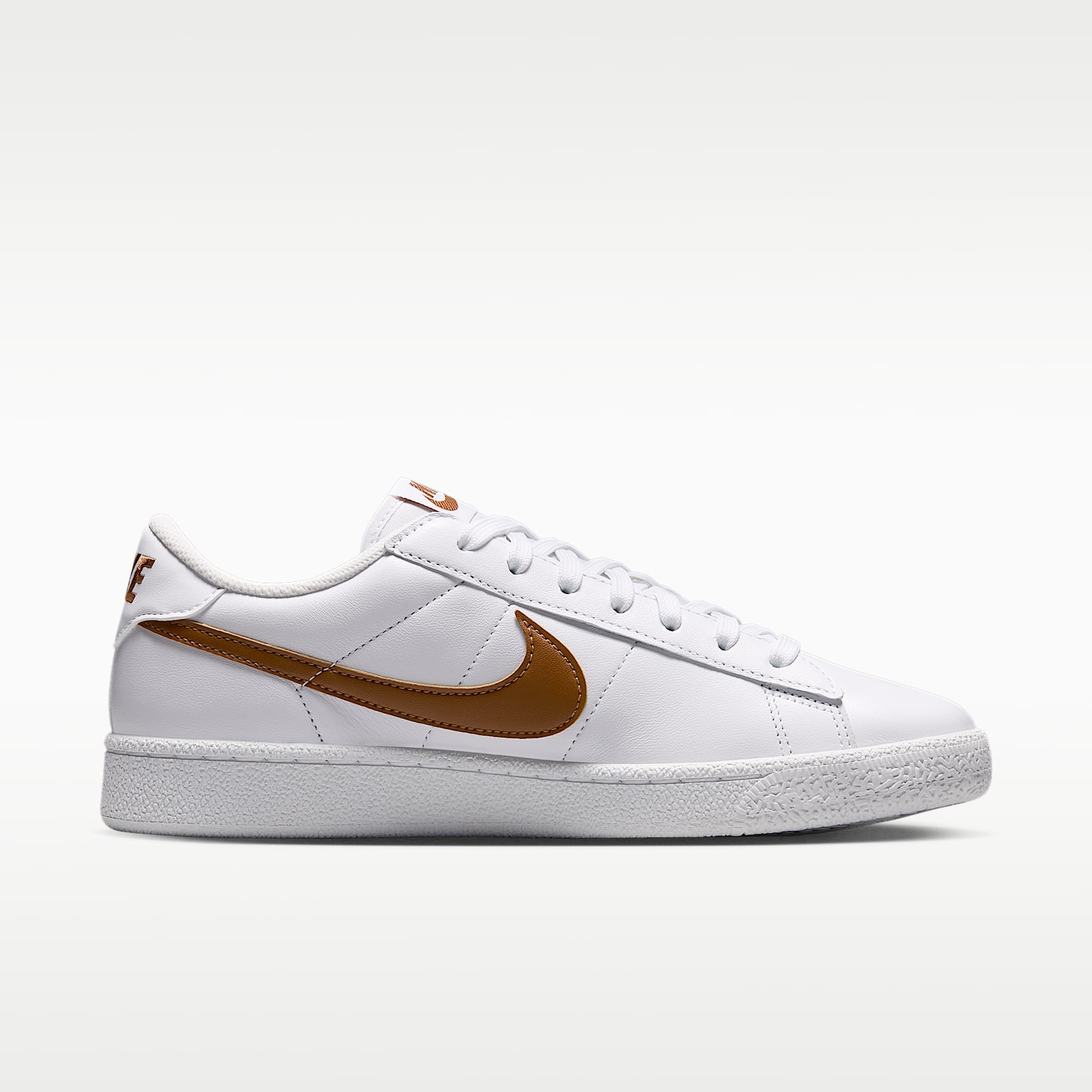 Nike Tennis Classic Damenschuh – Weiß/Weiß/Light British Tan