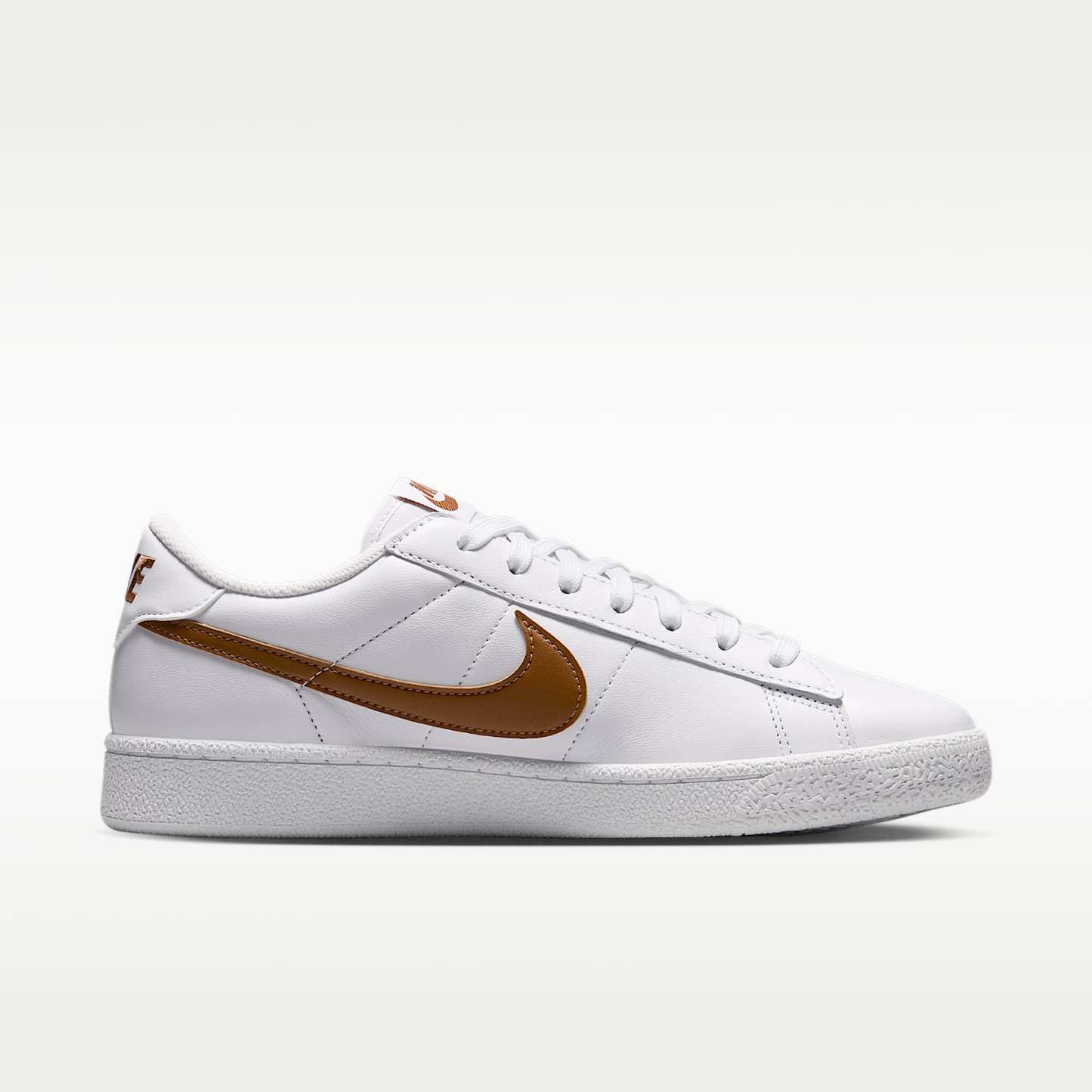 Nike Tennis Classic Damenschuh – Weiß/Weiß/Light British Tan