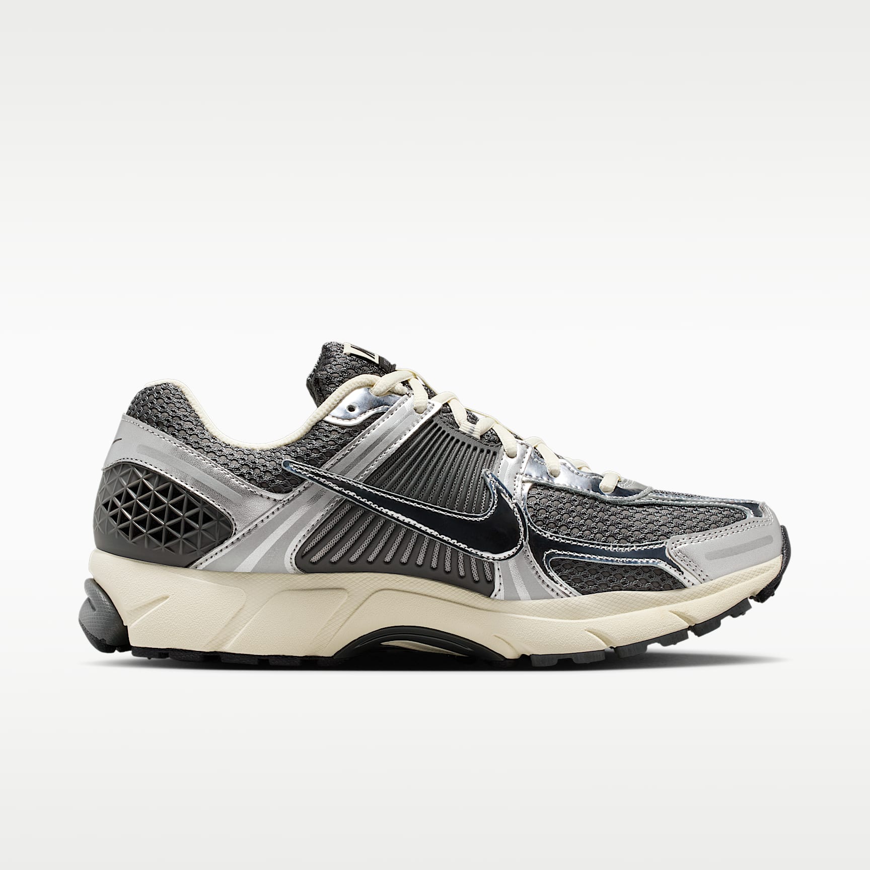 Nike Zoom Vomero 5 Schuh (Herren) – Iron Grey/Metallic Silver/Coconut Milk/Chrome