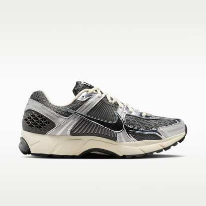 Nike Zoom Vomero 5 Schuh (Herren) – Iron Grey/Metallic Silver/Coconut Milk/Chrome