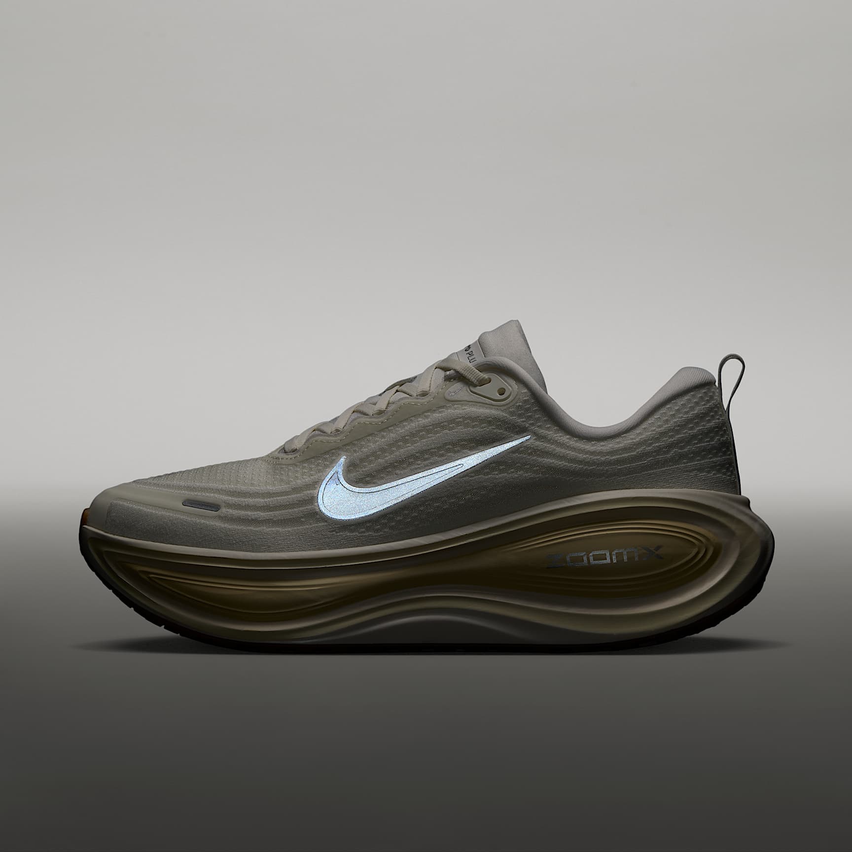 Nike Vomero Plus Straßenlaufschuh (Herren) – Sail/Coconut Milk/Light Khaki/Metallic Silver