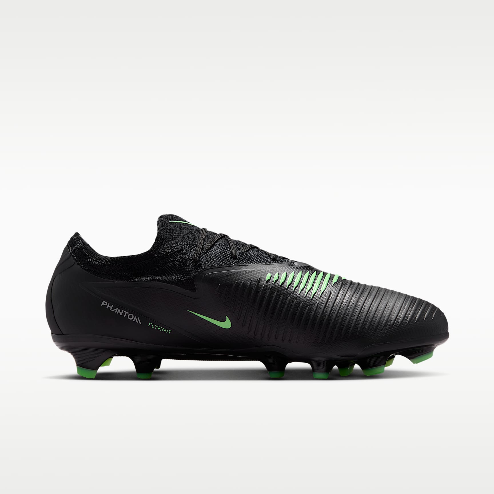 Nike Phantom 6 Low Pro Fußballschuh für normalen Rasen – Schwarz/Schwarz/Illusion Green