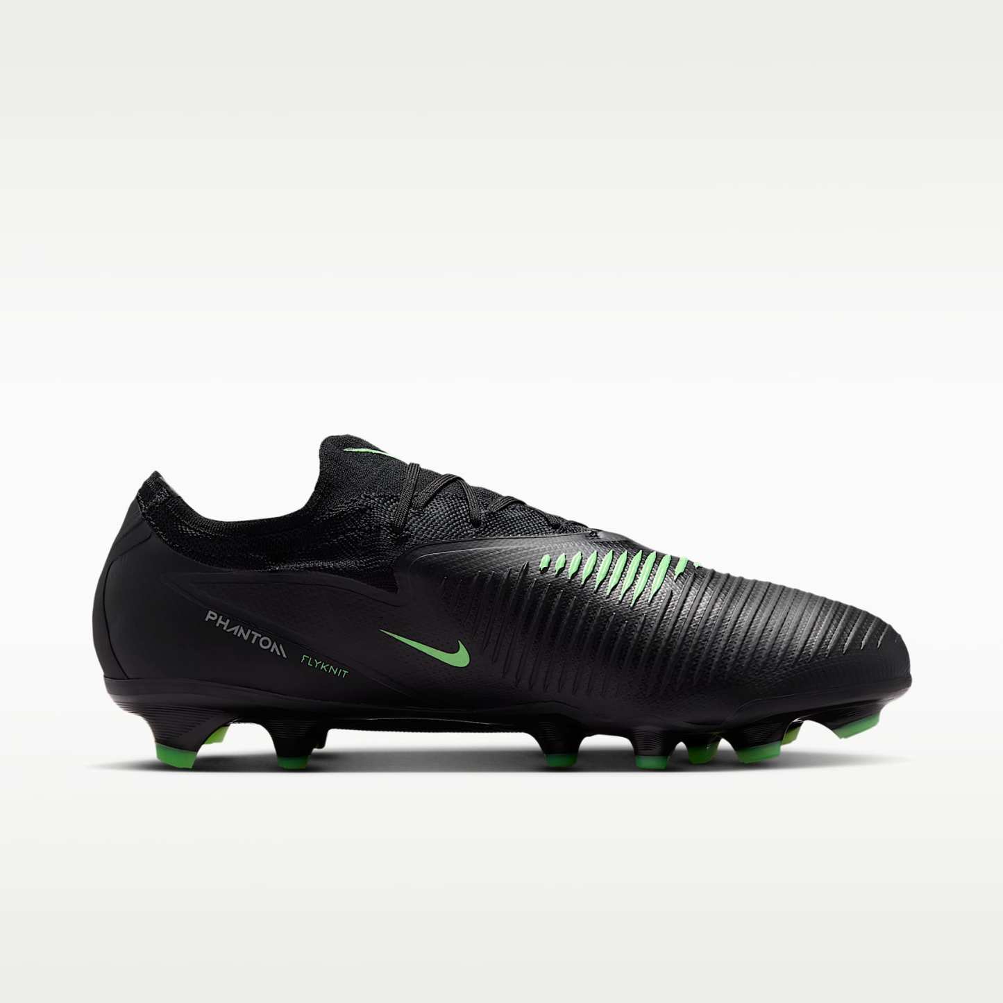 Nike Phantom 6 Low Pro Fußballschuh für normalen Rasen – Schwarz/Schwarz/Illusion Green