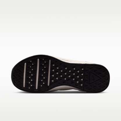 Nike MC Trainer 4 Trainingsschuh (Damen) – Phantom/Schwarz/Metallic Silver