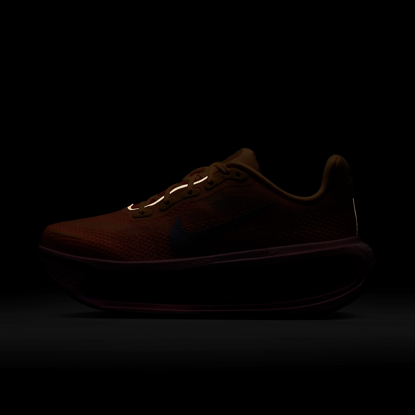 Nike Vomero Premium Straßenlaufschuh (Damen) – Tangerine Tint/Bright Crimson/Pink Foam/Tattoo