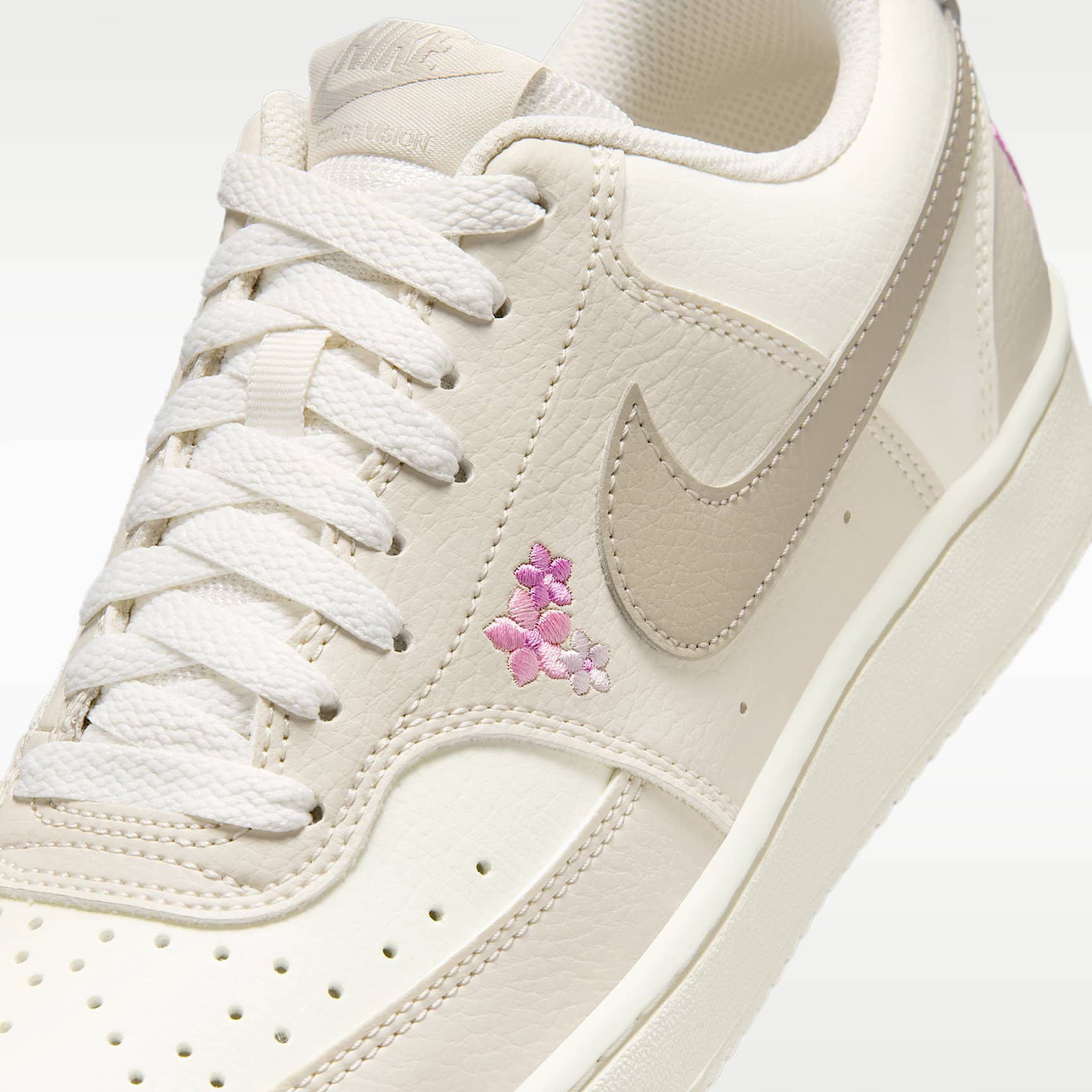 Nike Court Vision Low SE "Stitched Floral" Schuh (Damen) – Sail/Light Orewood Brown/Cream II