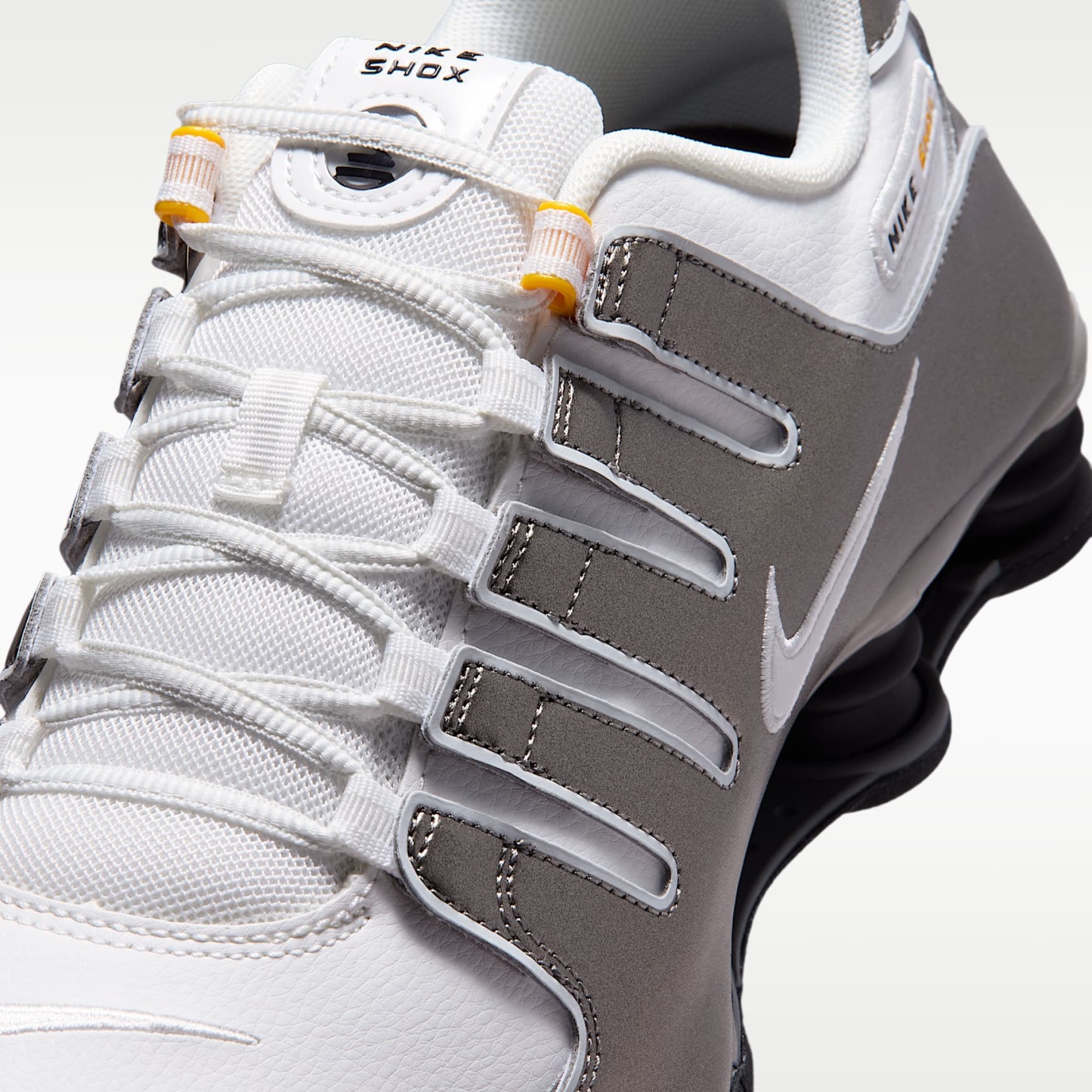Nike Shox NZ Schuhe (Herren) – Summit White/Metallic Pewter/University Gold/Summit White