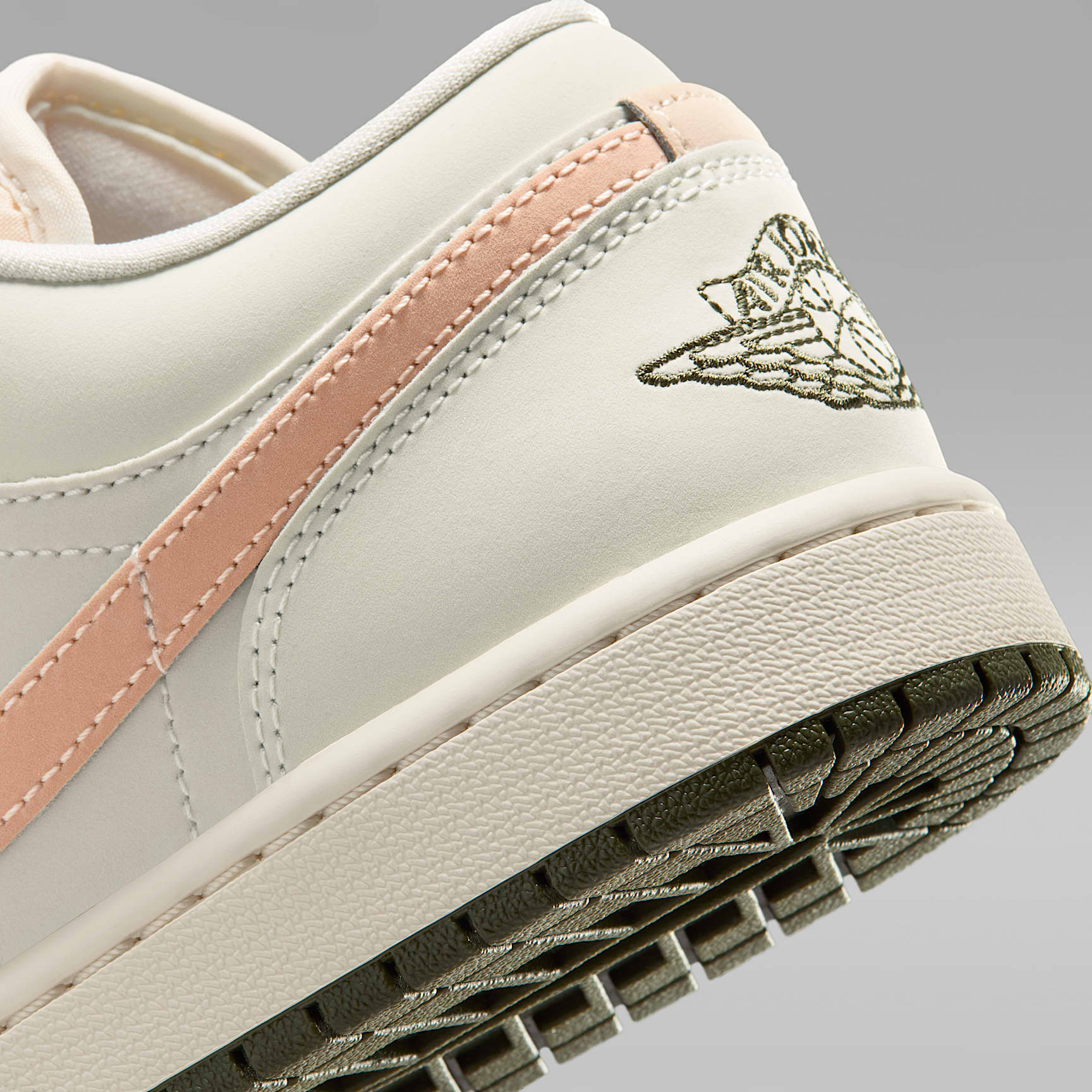 Air Jordan 1 Low Damenschuh – Sail/Crimson Tint/Cargo Khaki