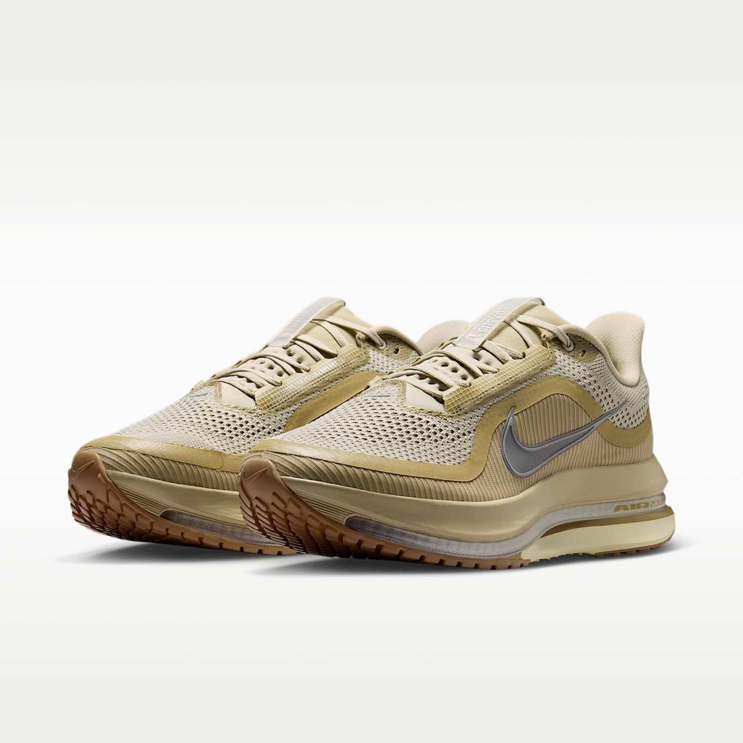 Nike Pegasus Premium Straßenlaufschuh (Herren) – Desert Khaki/Light Khaki/Filbert/Metallic Silver
