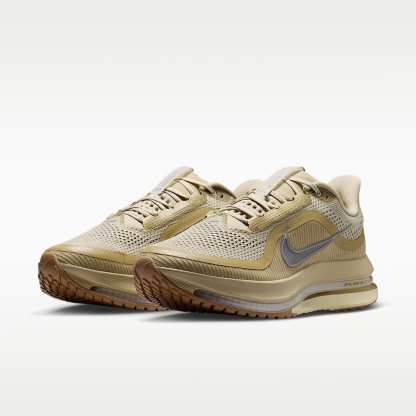 Nike Pegasus Premium Straßenlaufschuh (Herren) – Desert Khaki/Light Khaki/Filbert/Metallic Silver