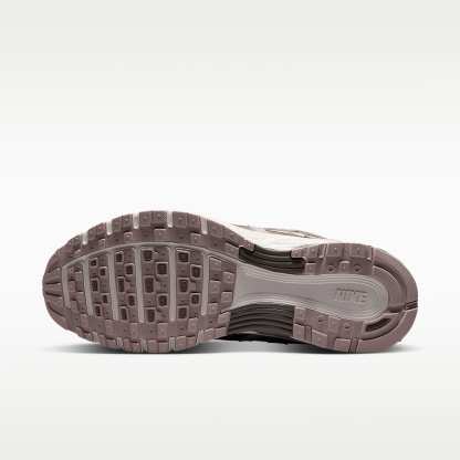 Nike P-6000 Schuh (Damen) – Summit White/Cave Stone/College Grey/Platinum Violet
