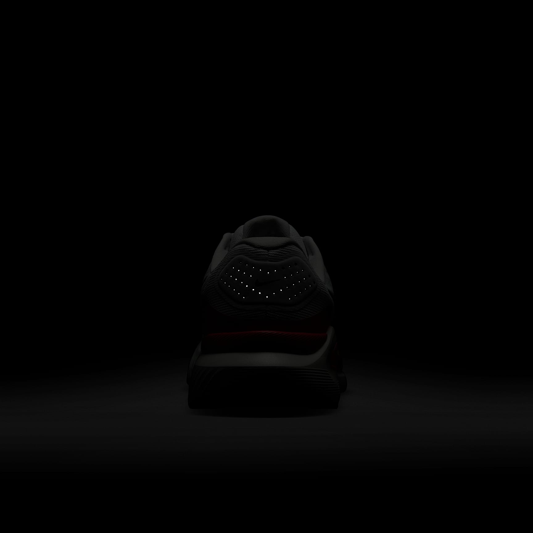 Nike Structure 26 Straßenlaufschuh (Herren) – Weiß/Bright Crimson/Photon Dust/Schwarz