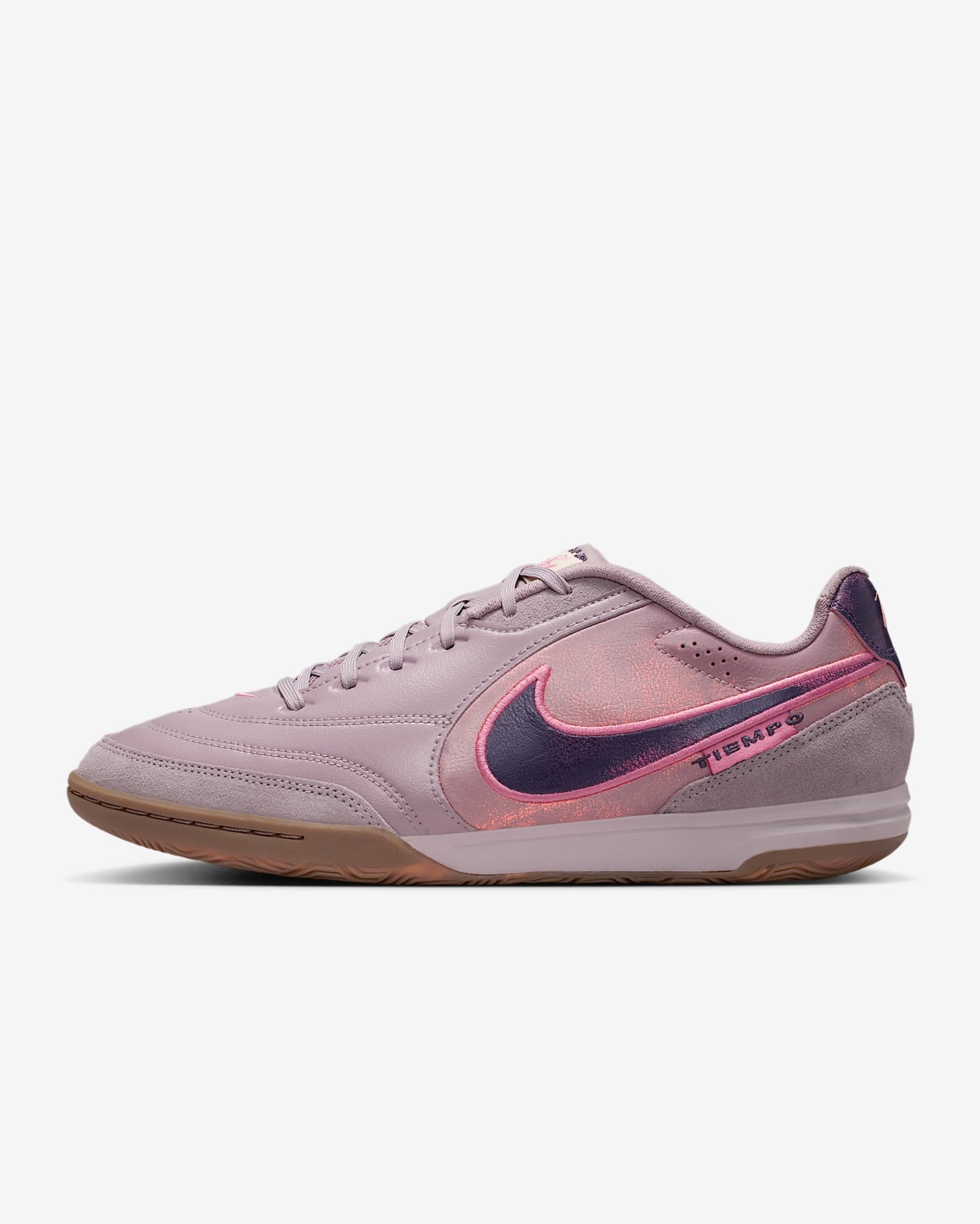 Nike Tiempo Streetgato PRM Low-Top-Fußballschuh für Hallen- und Hartplätze – Light Violet Ore/Gum Dark Brown/Peony
