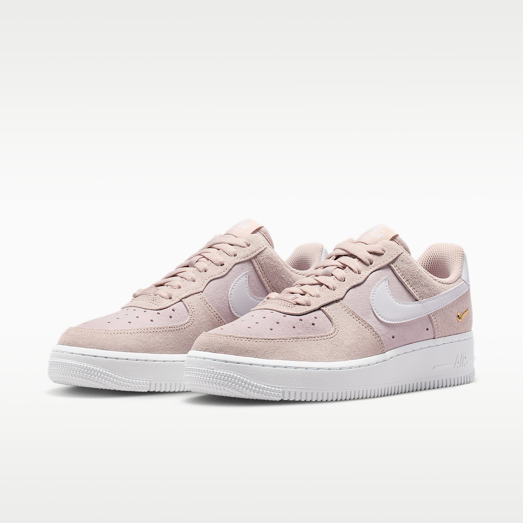 Air Force 1 '07 Low SE Schuh (Damen) – Silt Red/Pink Foam/Metallic Gold/Weiß