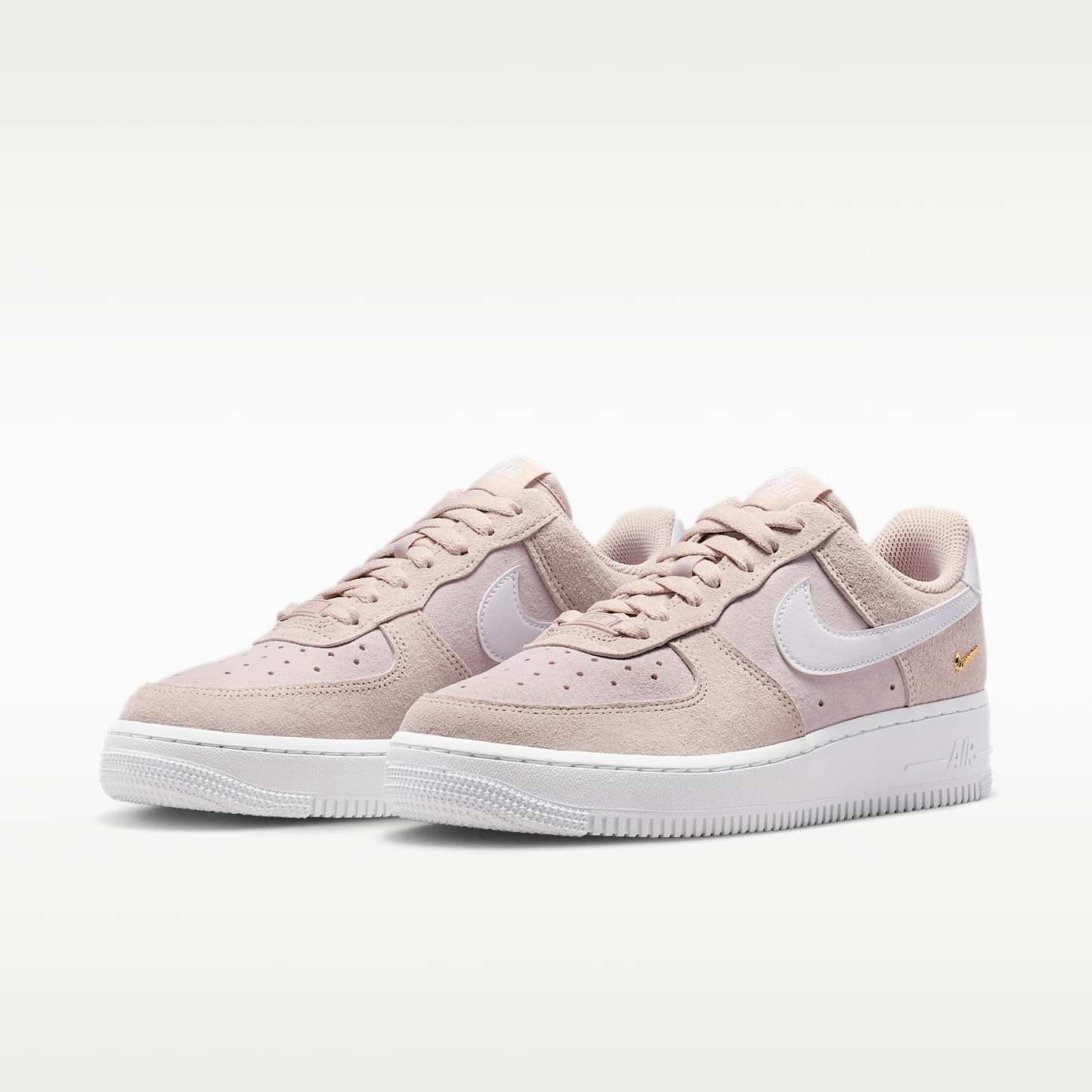 Air Force 1 '07 Low SE Schuh (Damen) – Silt Red/Pink Foam/Metallic Gold/Weiß