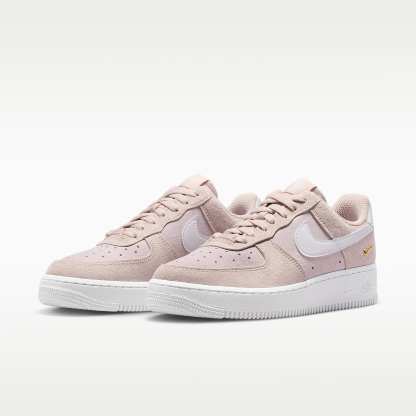Air Force 1 '07 Low SE Schuh (Damen) – Silt Red/Pink Foam/Metallic Gold/Weiß