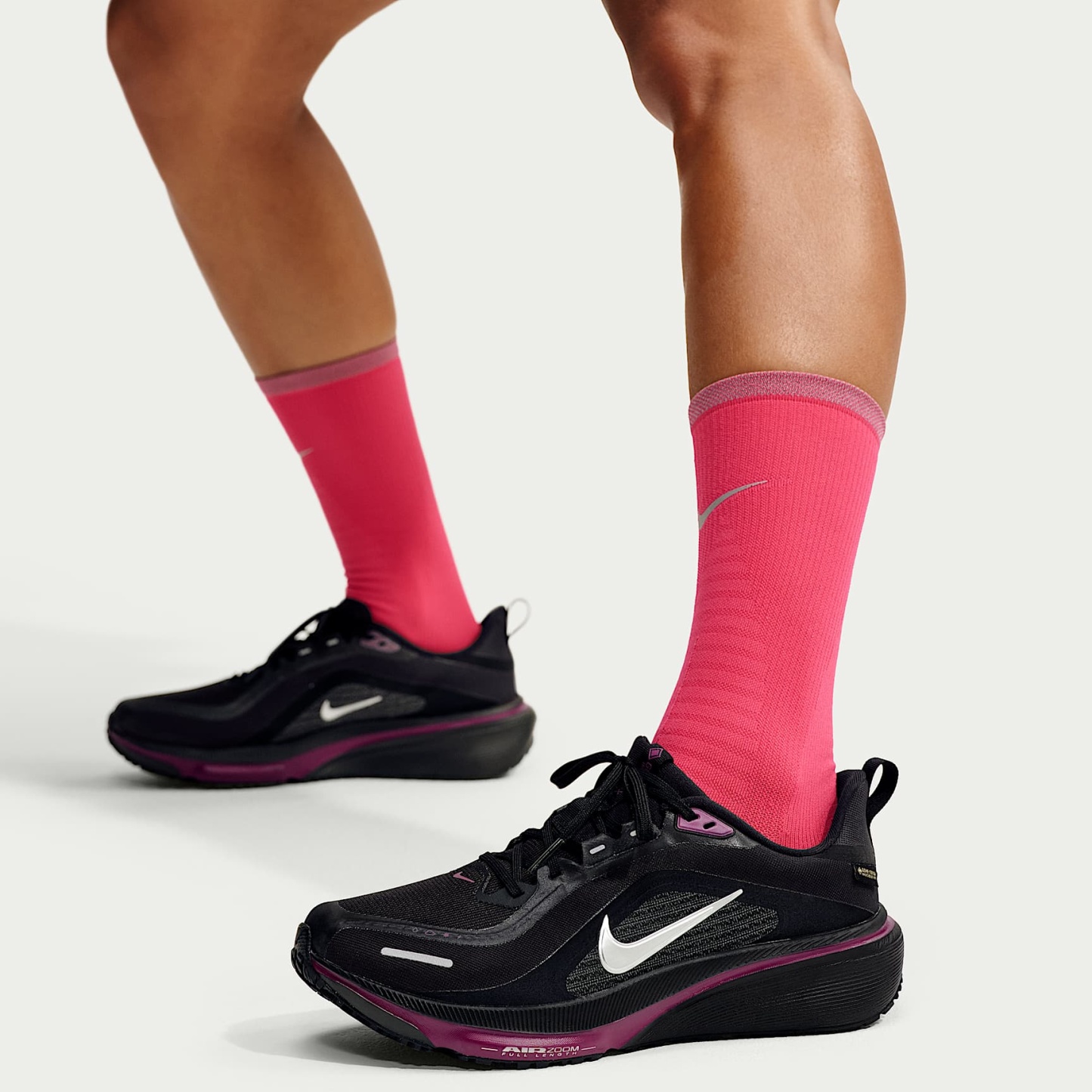 Nike Pegasus 42 GORE-TEX wasserdichter Straßenlaufschuh (Damen) – Schwarz/True Berry/Metallic Silver