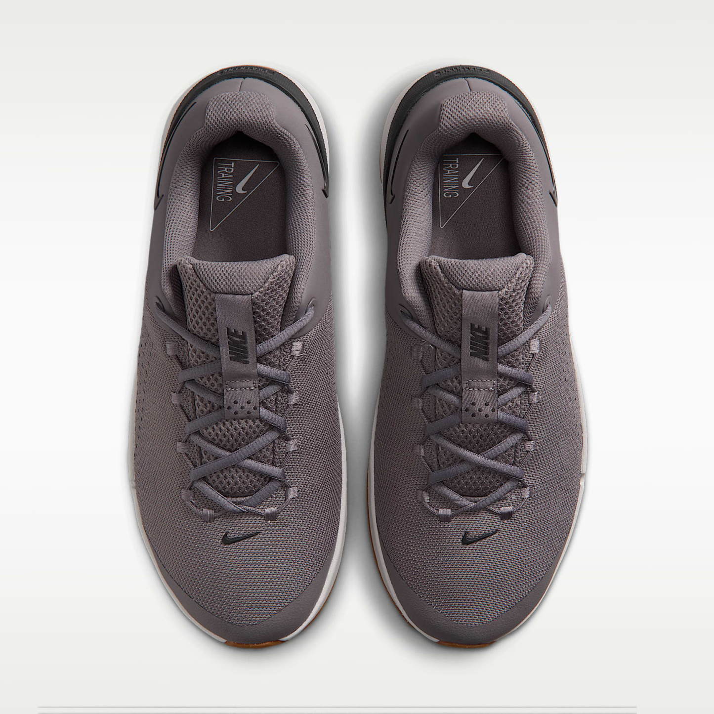 Nike MC Trainer 4 Trainingsschuh (Herren) – Pencil Point/Photon Dust/Gum Medium Brown/Dark Smoke Grey