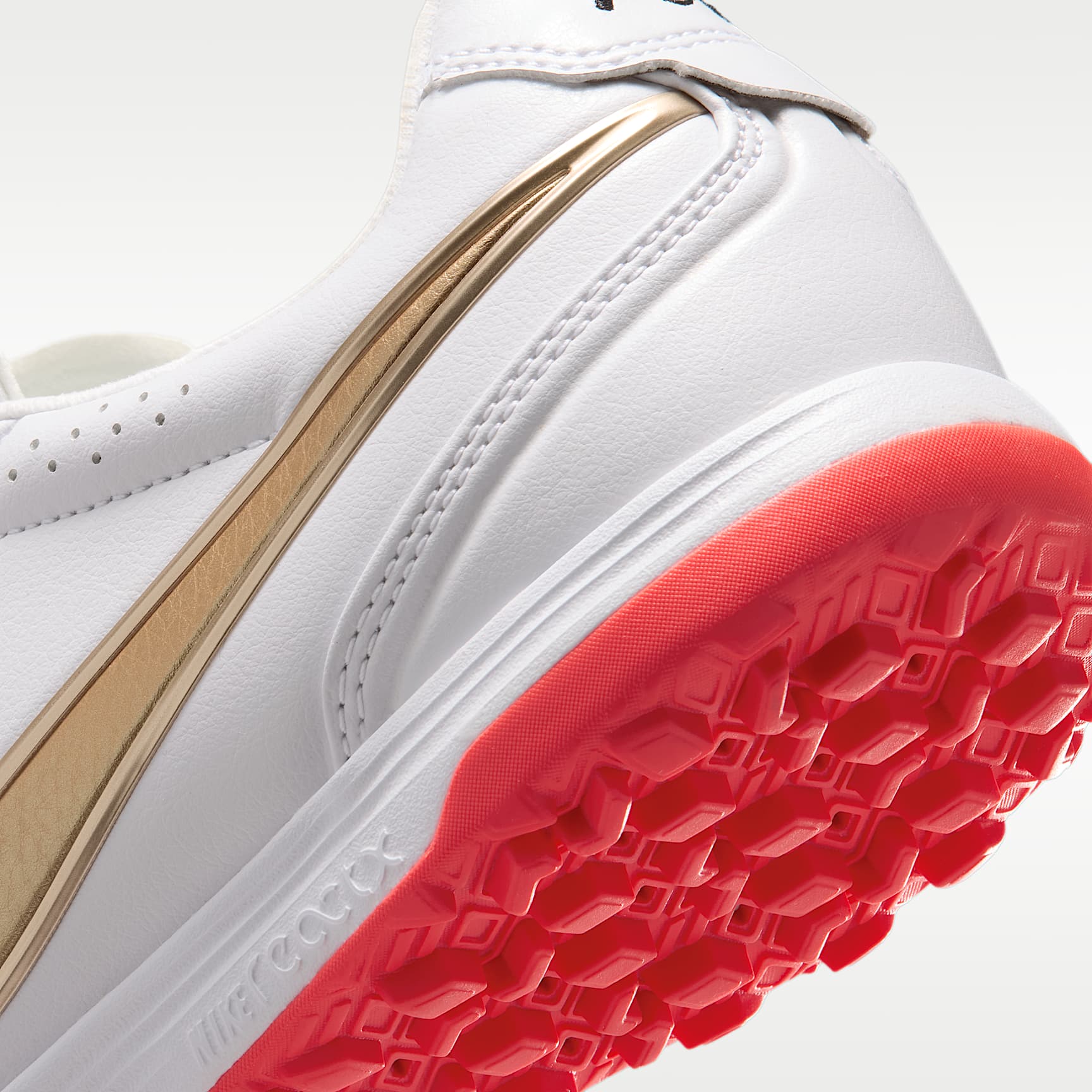Nike Tiempo Ligera Pro Low-Top-Fußballschuh für Turf – Weiß/Bright Crimson/Blur