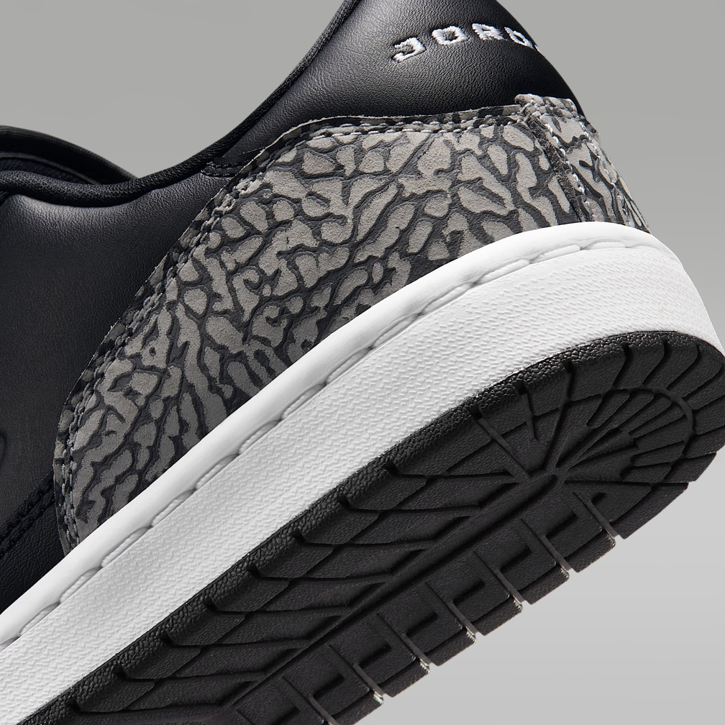 Jordan Court Connect Low SE Schuh (Herren) – Schwarz/Light Smoke Grey/Dark Grey/Weiß