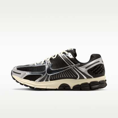 Nike Zoom Vomero 5 Schuh (Herren) – Schwarz/Metallic Silver/Coconut Milk/Chrome