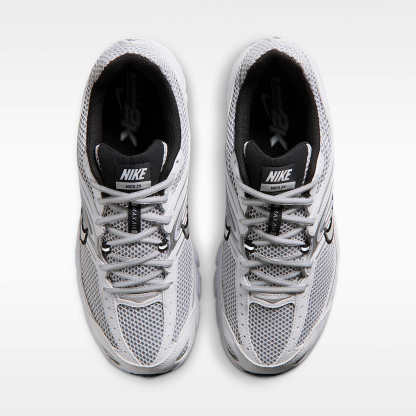 Nike Air Max Moto 2K Schuh (Herren) – Weiß/Schwarz/Wolf Grey/Metallic Silver
