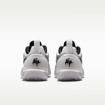 A'Two "Mirrored" A'ja Wilson Basketballschuh – Summit White/Metallic Silver/Schwarz