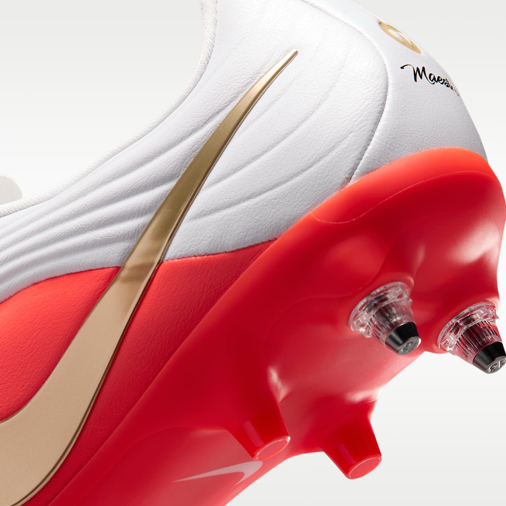 Nike Tiempo Maestro Academy Low Top Fußballschuh für weichen Rasen – Weiß/Bright Crimson/Blur
