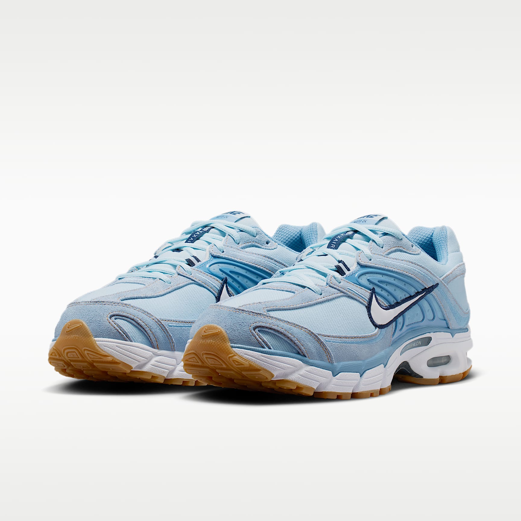 Nike Air Max Moto 2K Schuh (Herren) – Light Armory Blue/Work Blue/Gum Light Brown/Weiß