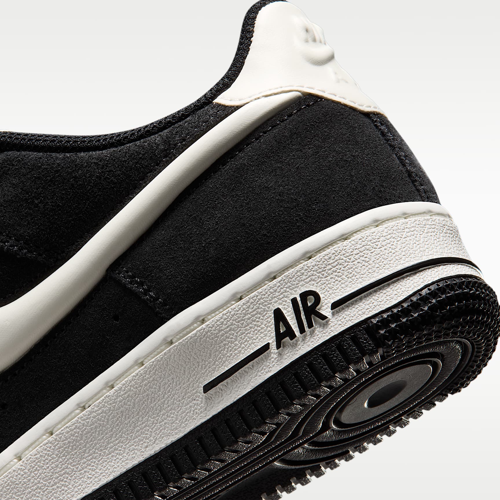 Nike Air Force 1 LV8 Schuh (ältere Kinder) – Schwarz/Sail