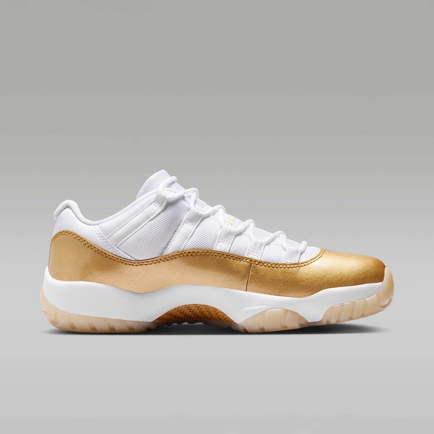 Air Jordan 11 Low "Mother's Day" Schuh (Damen) – Weiß/Team Gold/Metallic Gold