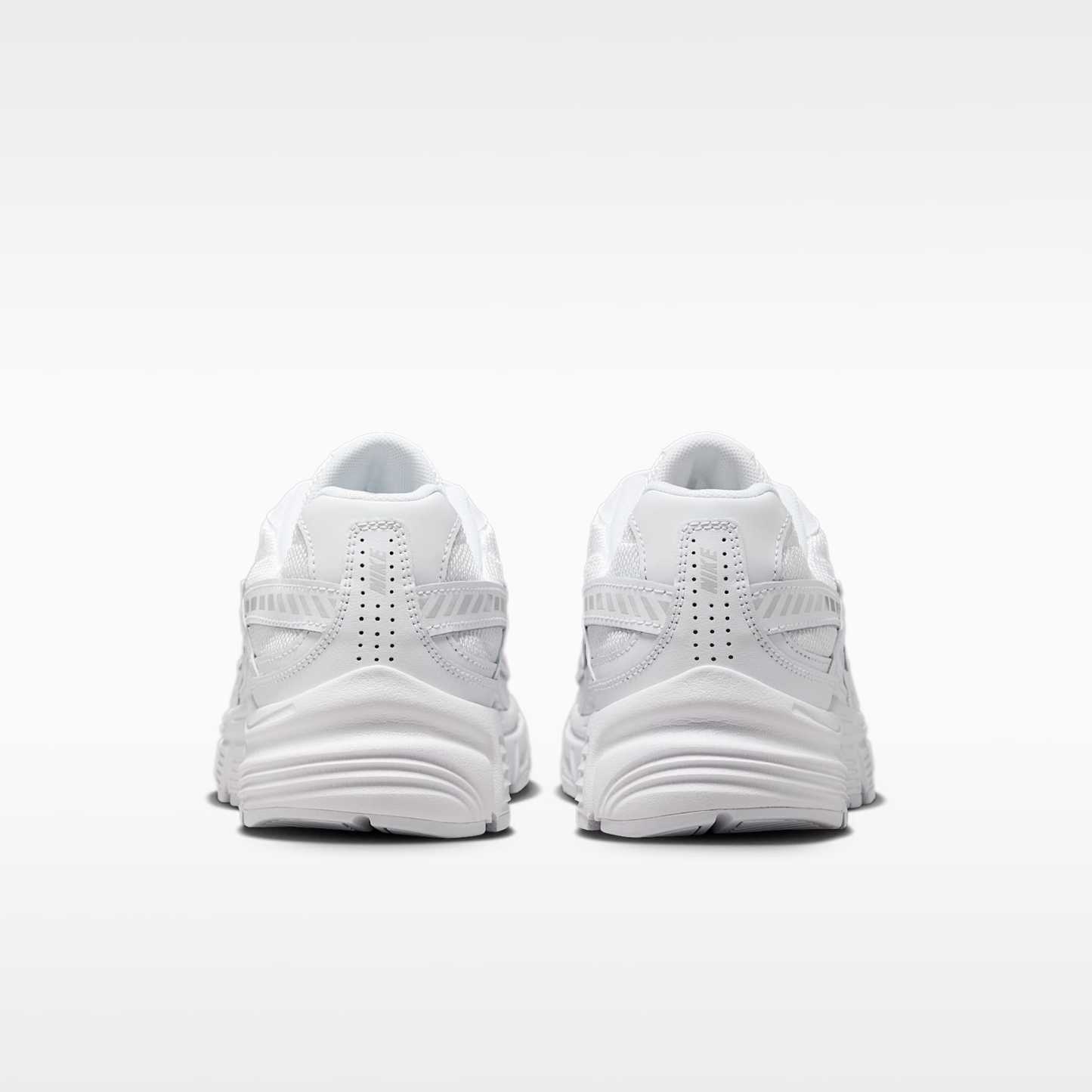 Nike Initiator Damenschuh – Weiß/Photon Dust/Metallic Silver