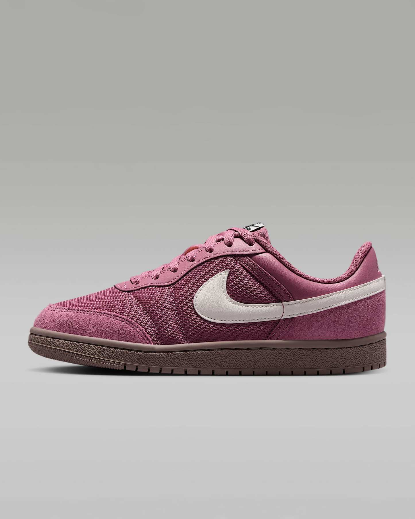 Air Jordan Skyline Low Damenschuh – Desert Berry/Schwarz/Gum Medium Brown/Sail