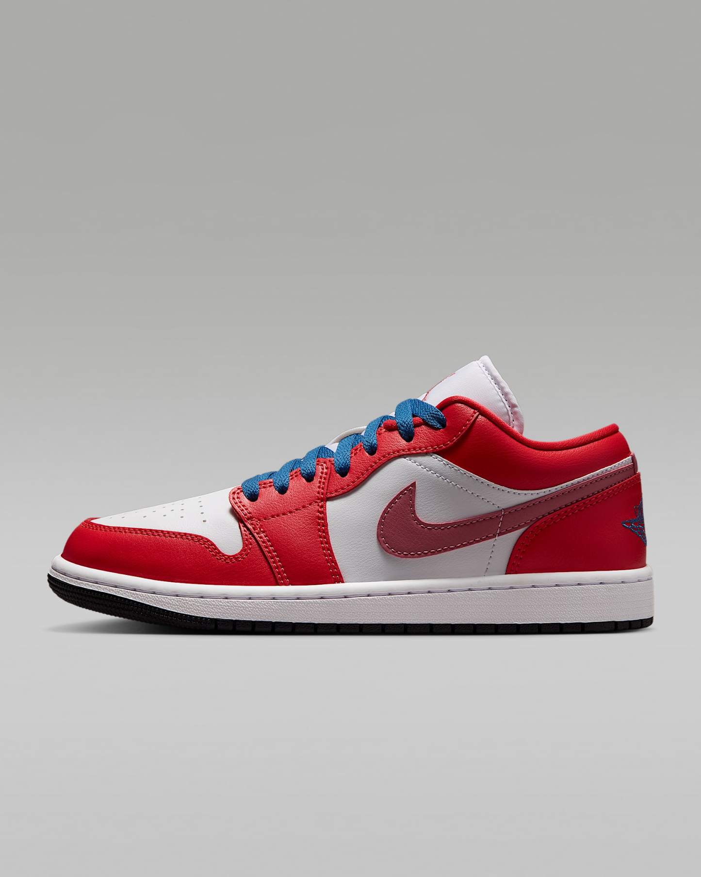 Air Jordan 1 Low Damenschuh – Track Red/Weiß/Desert Berry/True Blue