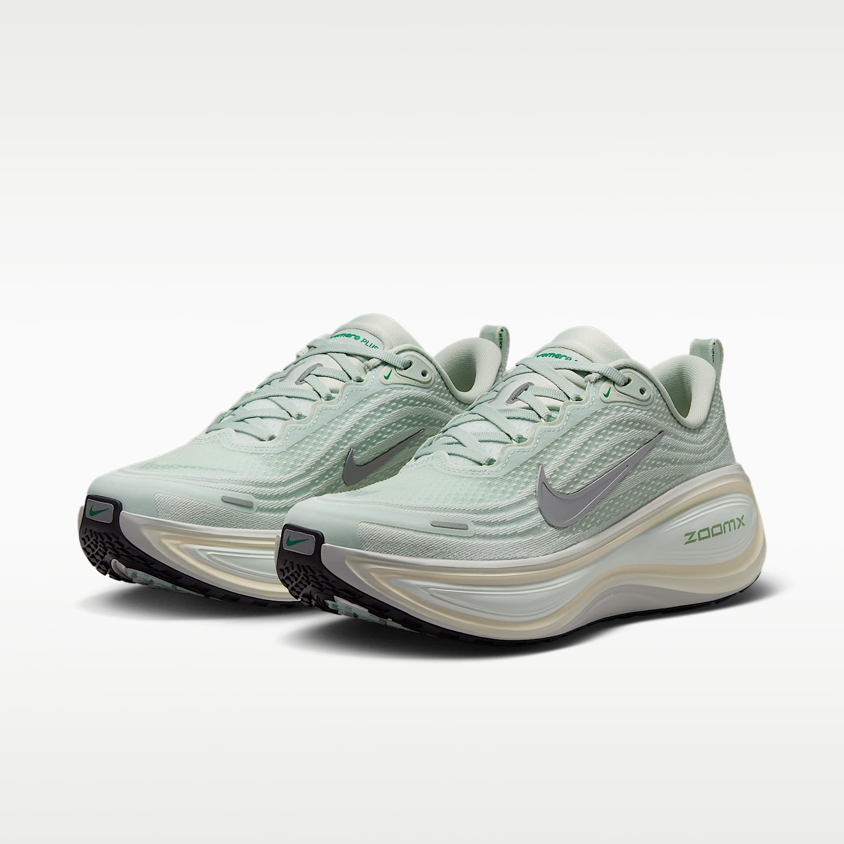 Nike Vomero Plus Straßenlaufschuh (Damen) – Light Silver/Barely Green/Sea Glass/Metallic Silver