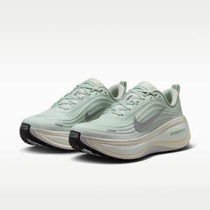 Nike Vomero Plus Straßenlaufschuh (Damen) – Light Silver/Barely Green/Sea Glass/Metallic Silver